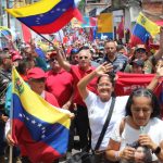 Tachirenses enarbolan las banderas de la Paz en apoyo al Presidente Maduro